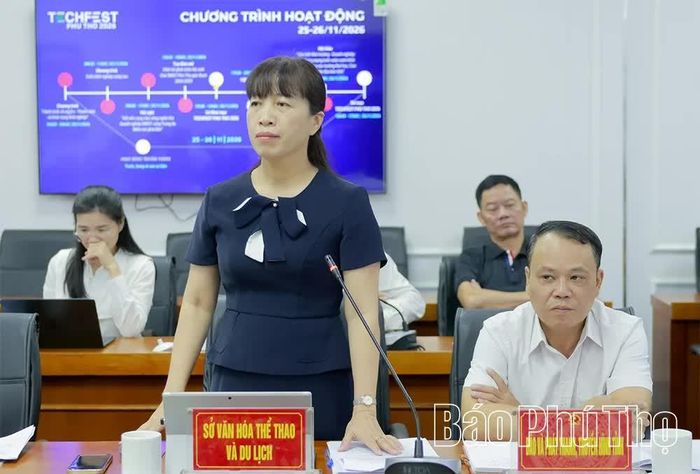 Lãnh đạo Sở Văn hóa, Thể thao và Du lịch phát biểu tại hội nghị.