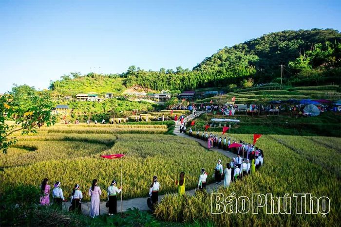 Ngày hội thu hút đông đảo Nhân dân và du khách thập phương đến chiêm ngưỡng vẻ đẹp thơ mộng bản Mừng.