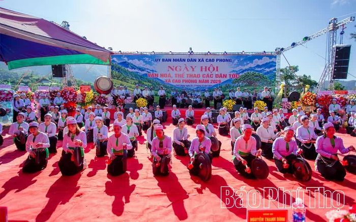 Cô gái Mường bên những chiếc chiêng cổ tại Ngày hội Văn hóa, Thể thao các dân tộc xã Cao Phong năm 2026.