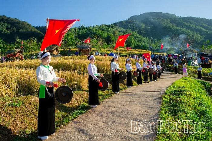 Những cô gái Mường trong trang phục truyền thống thân thiện, nồng hậu đón chào du khách.