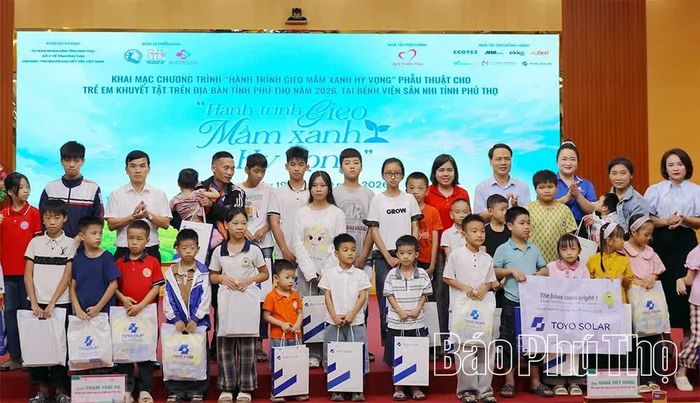 Đại diện Ban tổ chức và các đơn vị tài trợ tặng quà động viên trẻ em có hoàn cảnh khó khăn.