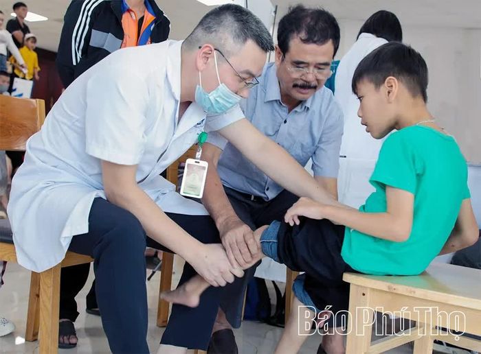Các chuyên gia, bác sĩ kiểm tra, đánh giá tình trạng khuyết tật ở trẻ.