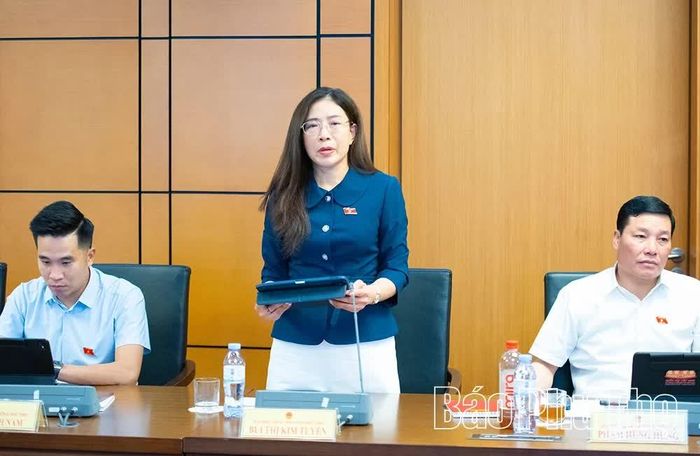 Đại biểu Quốc hội tỉnh Bùi Thị Kim Tuyến tham gia thảo luận ở Tổ.