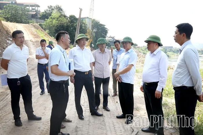 Phó Chủ tịch UBND tỉnh Đinh Công Sứ kiểm tra thực tế Dự án khắc phục cấp bách sạt lở khu vực tổ 15, phường Hòa Bình.