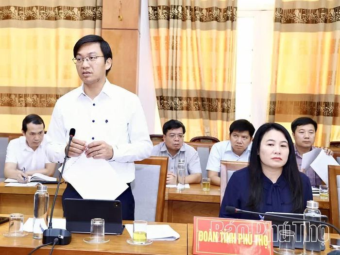 Giám đốc Sở Xây dựng Nguyễn Xuân Quang báo cáo tại buổi làm việc.