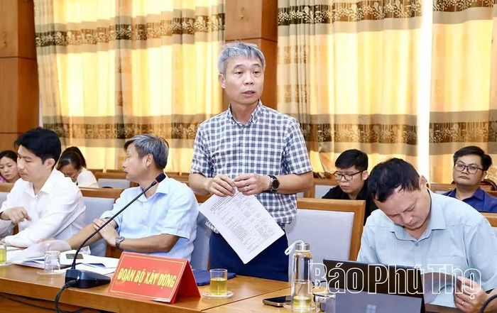 Thành viên Đoàn công tác của Bộ Xây dựng phát biểu tại buổi làm việc.