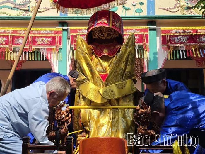 Lễ hội là dịp để Nhân dân hướng về cội nguồn, tăng cường tình đoàn kết và niềm tự hào về truyền thống quê hương.