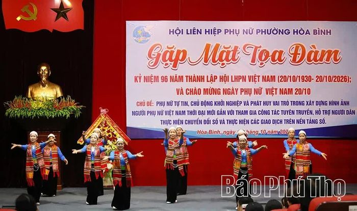 Cán bộ, hội viên phụ nữ giao lưu văn nghệ tại chương trình.