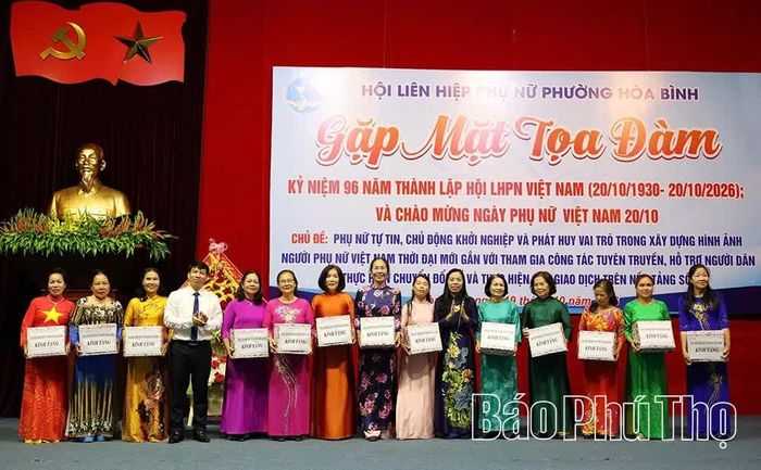 Lãnh đạo UBND phường trao quà cho hội viên phụ nữ.