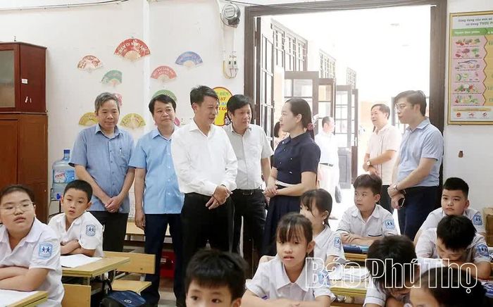 Đồng chí Phó Chủ tịch UBND tỉnh Nguyễn Khắc Hiếu thăm hỏi, động viên cô, trò Trường Phổ thông Hermann Gmeiner Việt Trì.