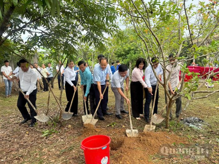 Đại diện chính quyền địa phương thực hiện nghi lễ động thổ khởi công công trình - Ảnh: V.A