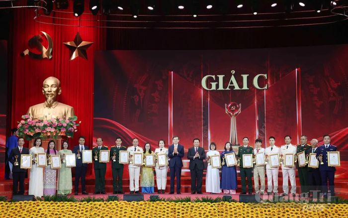 Đồng chí Đoàn Minh Huấn, Giám đốc Học viện Chính trị quốc gia Hồ Chí Minh và đồng chí Nguyễn Xuân Thắng, Chủ tịch Hội đồng Lý luận Trung ương trao giải C cho các tác giả, nhóm tác giả - Ảnh: N.Q