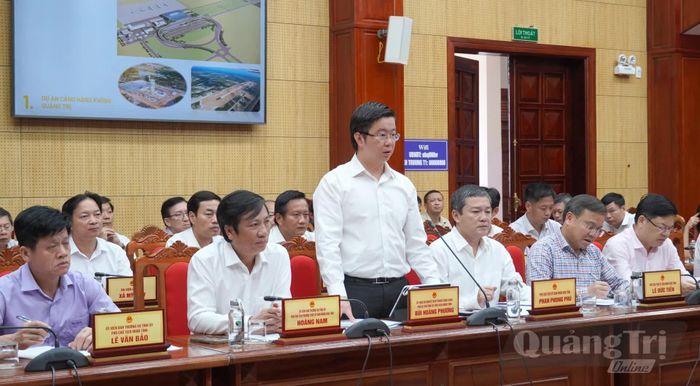 Đồng chí Bùi Hoàng Phương, Chủ tịch UBND tỉnh phát biểu kết luận tại buổi làm việc - Ảnh: C.H