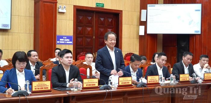 Đại diện lãnh đạo Công ty CP Tập đoàn T&T báo cáo tình hình thực hiện các dự án đầu tư trên địa bàn tỉnh - Ảnh: C.H