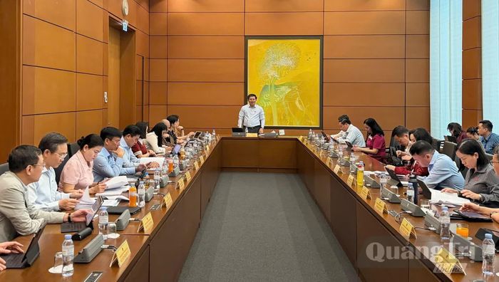 Đồng chí Trần Vũ Khiêm, Phó Bí thư Thường trực Tỉnh ủy, Trưởng đoàn đại biểu Quốc hội tỉnh chủ trì phiên thảo luận - Ảnh: C.T.V