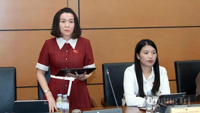 Đồng chí Nguyễn Minh Tâm, Phó trưởng đoàn chuyên trách Đoàn ĐBQH tỉnh tham gia thảo luận tại tổ - Ảnh: C.T.V