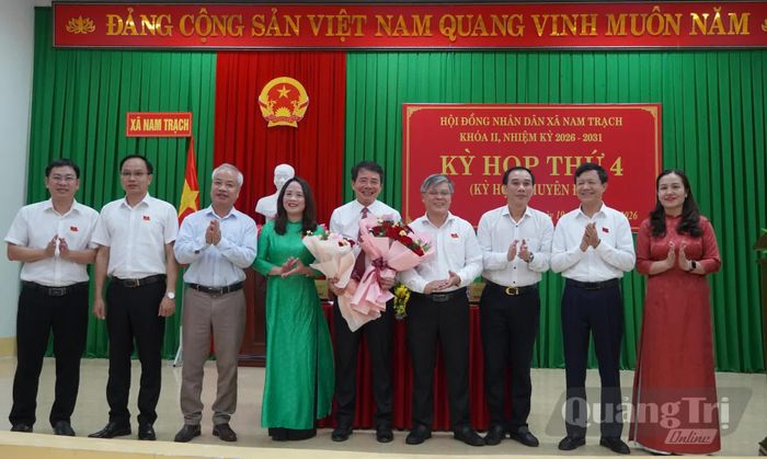 Lãnh đạo xã Nam Trạch và các sở, ban, ngành tặng hoa chúc mừng đồng chí Hoàng Ngọc Đan, Phó Bí thư Đảng ủy, Chủ tịch UBND xã Nam Trạch - Ảnh: L.M