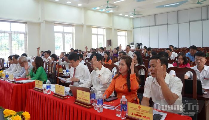 Các đại biểu biểu quyết thông qua các nghị quyết quan trọng - Ảnh: L.M