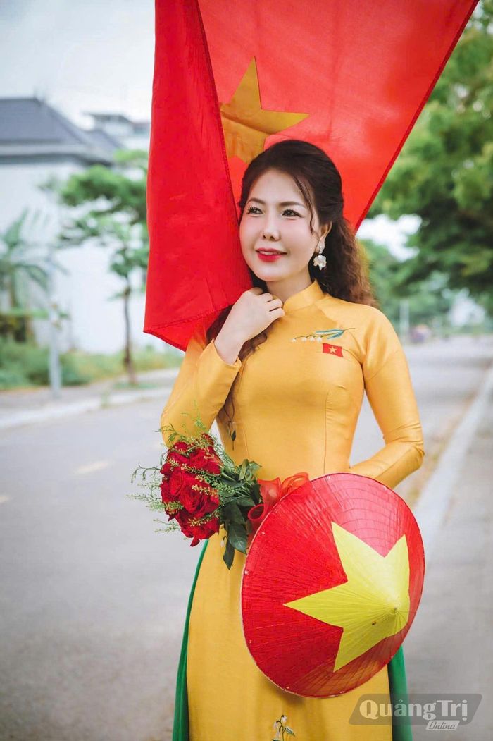 Áo dài, nón lá càng tôn lên vẻ đẹp thanh lịch của người phụ nữ - Ảnh: Nh.V
