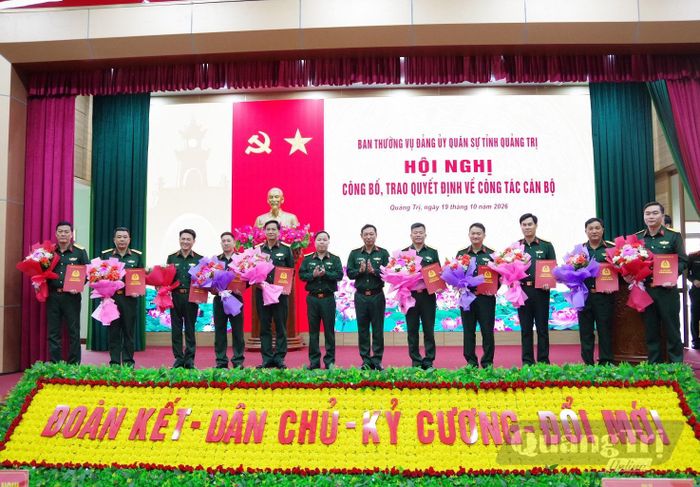 Đồng chí đại tá Phan Thắng, Phó Bí thư Đảng ủy Quân sự tỉnh, Chỉ huy trưởng Bộ CHQS tỉnh và đồng chí đại tá Trương Viết Hải, Phó Bí thư Thường trực Đảng ủy Quân sự tỉnh, Chính ủy Bộ CHQS tỉnh trao quyết định cho các đồng chí được điều động, bổ nhiệm - Ảnh: X.D