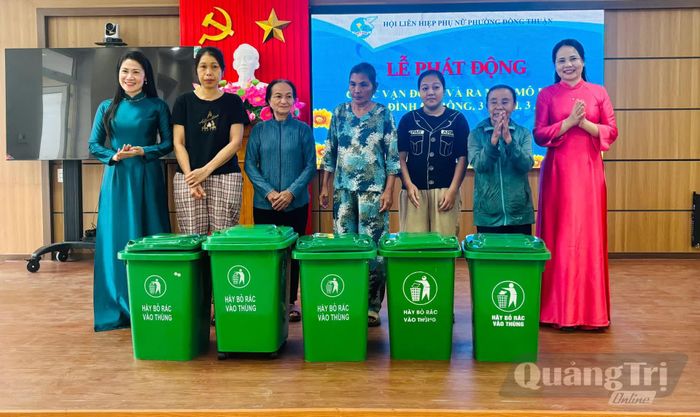 Trao tặng thùng rác cho các gia đình tham gia mô hình - Ảnh: K.H