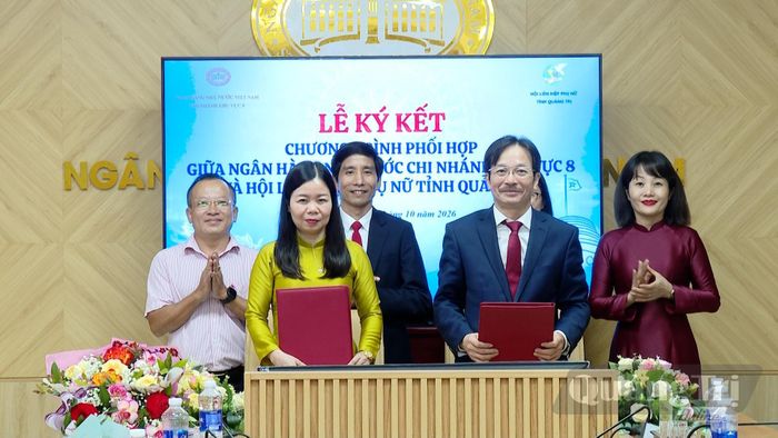 Đại diện Ngân hàng Nhà nước Việt Nam Chi nhánh Khu vực 8 và Hội Liên hiệp Phụ nữ tỉnh ký kết chương trình phối hợp - Ảnh: L.T