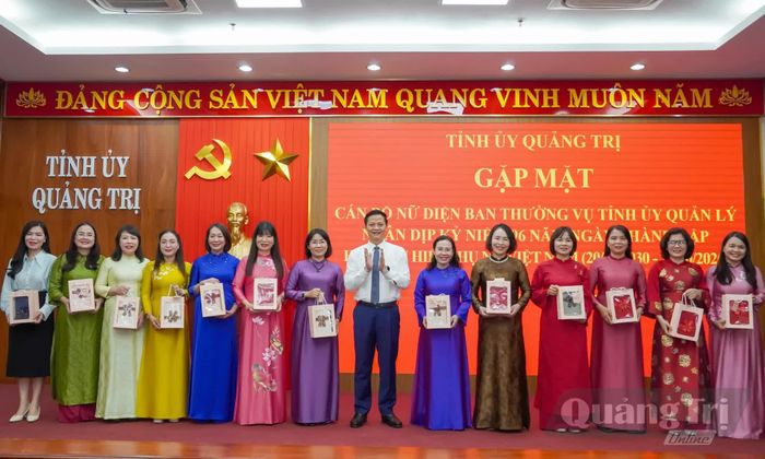 Đồng chí Vương Quốc Tuấn, Bí thư Tỉnh ủy tặng quà cán bộ nữ thuộc diện Ban Thường vụ Tỉnh ủy quản lý - Ảnh: N.H