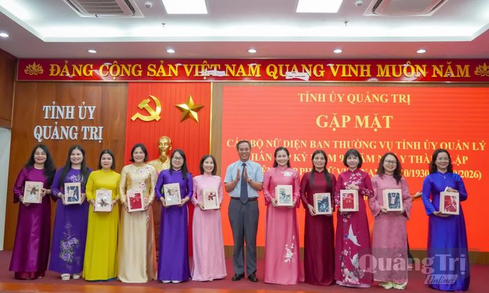 Đồng chí Nguyễn Đăng Quang, Phó Bí thư Tỉnh ủy, Chủ tịch HĐND tỉnh tặng quà cán bộ nữ thuộc diện Ban Thường vụ Tỉnh ủy quản lý - Ảnh: N.H