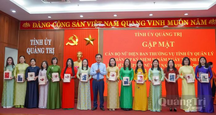 Đồng chí Nguyễn Lương Bình, Trưởng ban Tổ chức Tỉnh ủy tặng quà cán bộ nữ thuộc diện Ban Thường vụ Tỉnh ủy quản lý - Ảnh: N.H