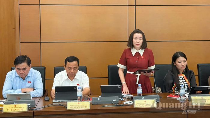 Đồng chí Nguyễn Minh Tâm, Phó trưởng đoàn chuyên trách Đoàn ĐBQH tỉnh tham gia thảo luận - Ảnh: C.T.V