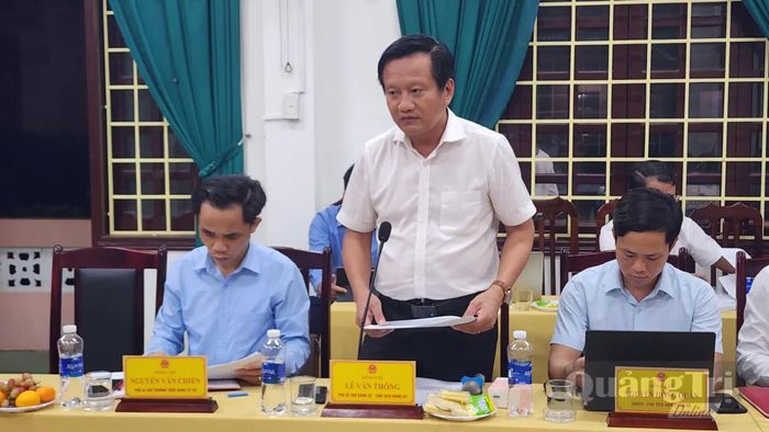 Đại diện lãnh đạo UBND xã Cửa Việt báo cáo tại buổi làm việc - Ảnh: Tạ Hưng