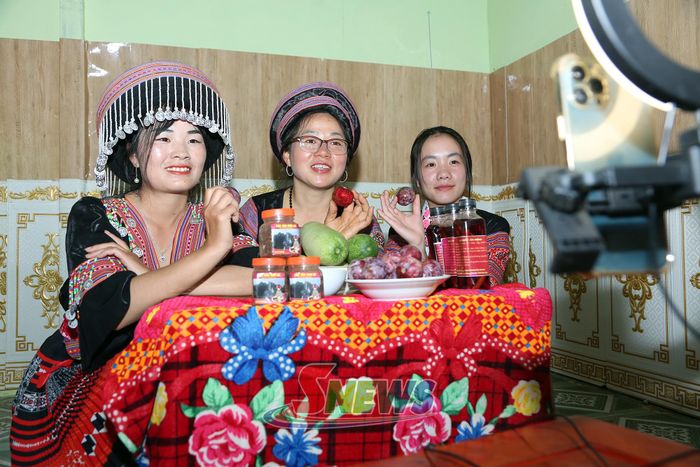 Phụ nữ bản Lao Khô 1 giới thiệu, quảng bá nông sản trên nền tảng số.