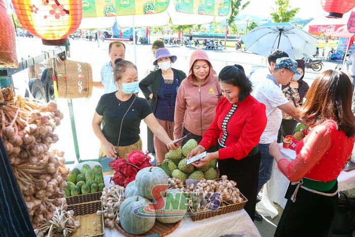 Chị em phụ nữ ứng dụng thanh toán điện tử trong mua bán, giao dịch.