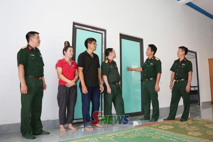 Nghiệm thu nhà ở của gia đình anh Quàng Văn Hùng ở bản Lưng, xã Bó Sinh.