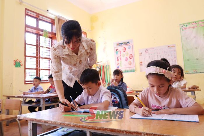 Giờ học của cô và trò Trường Tiểu học và THCS Song Khủa.