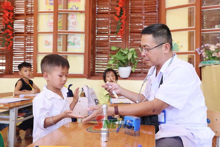 Trường Tiểu học và THCS Song Khủa phối hợp cùng Trạm Y tế xã khám sức khỏe cho học sinh đầu năm học.