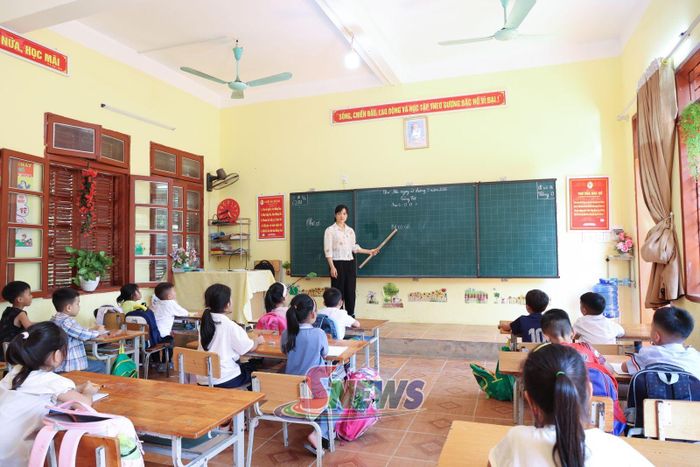 Giờ học của cô và trò Trường Tiểu học và THCS Song Khủa.