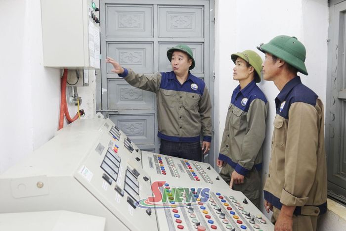 Cán bộ vận hành Cụm hồ chứa nước bản Mòng kiểm tra hệ thống tủ điều khiển thiết bị vận hành hồ chứa.