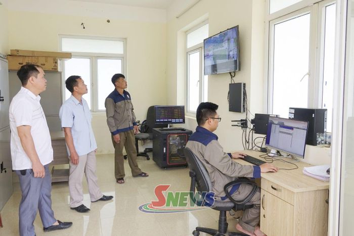 Theo dõi dữ liệu quan trắc và hình ảnh camera giám sát phục vụ vận hành tại hồ Chiềng Dong.
