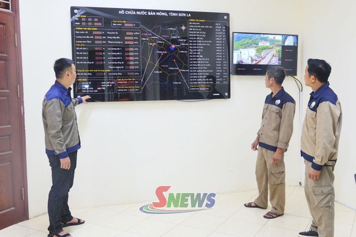 Cán bộ vận hành Cụm hồ chứa nước bản Mòng kiểm tra các thông số trên bảng điện tử.