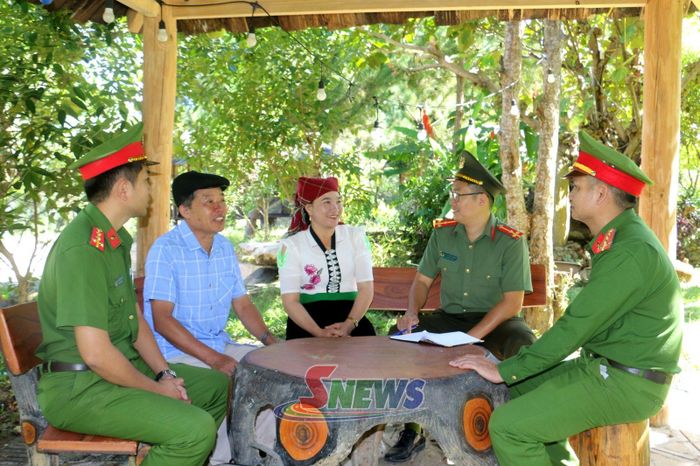 Cán bộ Công an xã Ngọc Chiến tuyên truyền pháp luật cho nhân dân.