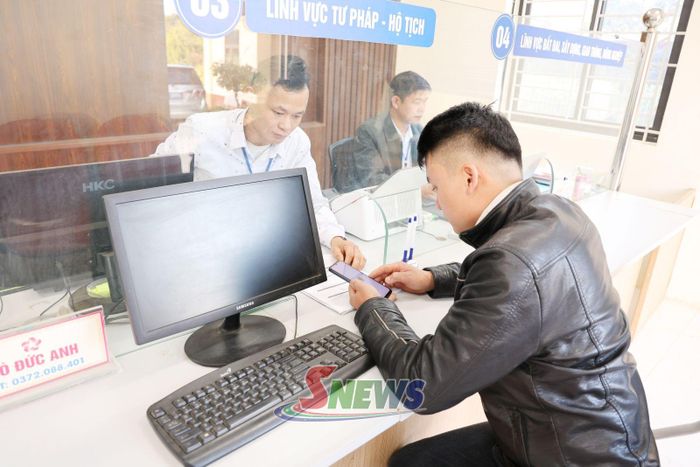 Công chức Trung tâm Phục vụ hành chính công xã Mường Chanh hướng dẫn người dân sử dụng dịch vụ công trực tuyến.