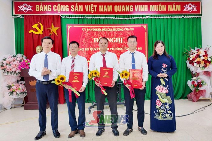 Lãnh đạo xã Mường Chanh trao các quyết định về công tác cán bộ.