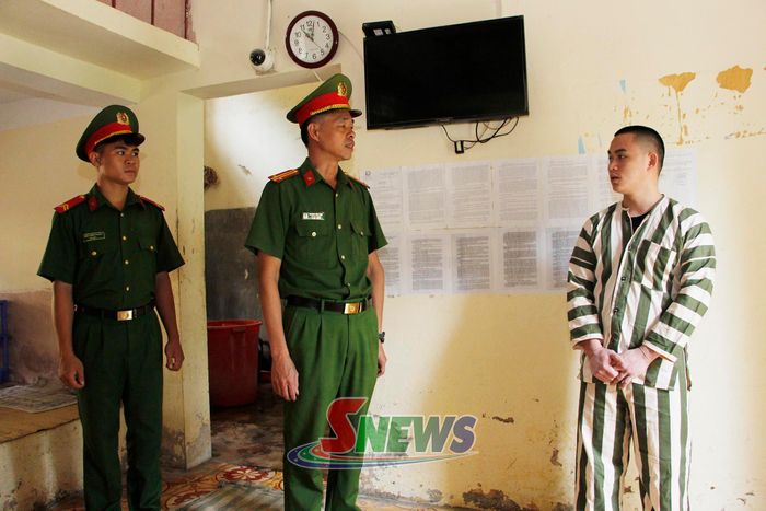 Cán bộ Trại tạm giam Công an tỉnh tuyên truyền chính sách đặc xá cho phạm nhân.