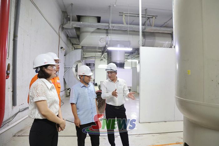 Đoàn công tác kiểm tra khu vực sản xuất tại Nhà máy Thủy điện Sơn La.