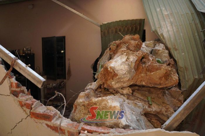 Viên đá lăn thẳng vào khu bếp nhà người dân.