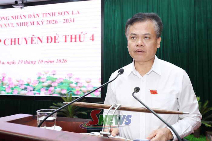 Đồng chí Giám đốc Sở Nông nghiệp và Môi trường trình bày các dự thảo Nghị quyết tại Kỳ họp.