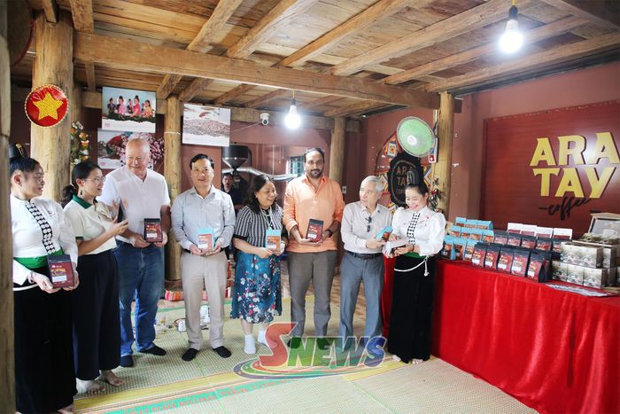 Đoàn chuyên gia đánh giá các sản phẩm của HTX Ara-Tay Coffee.