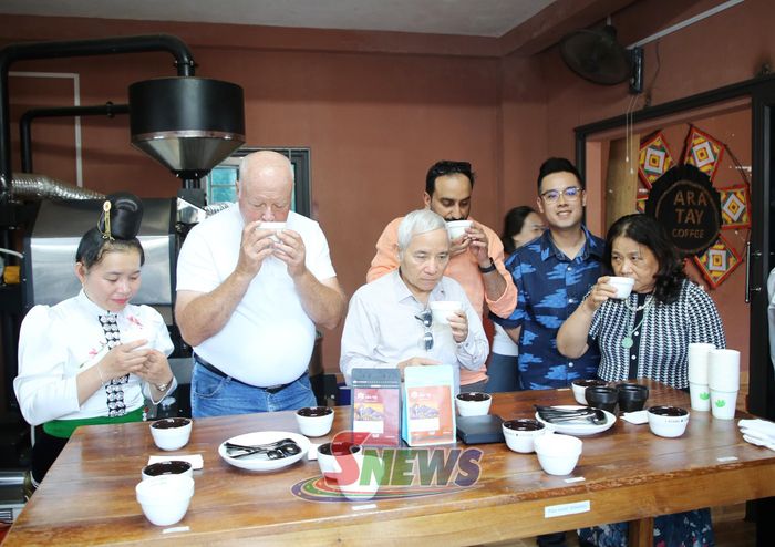Đoàn chuyên gia đánh giá các sản phẩm cà phê của HTX Ara-Tay Coffee.