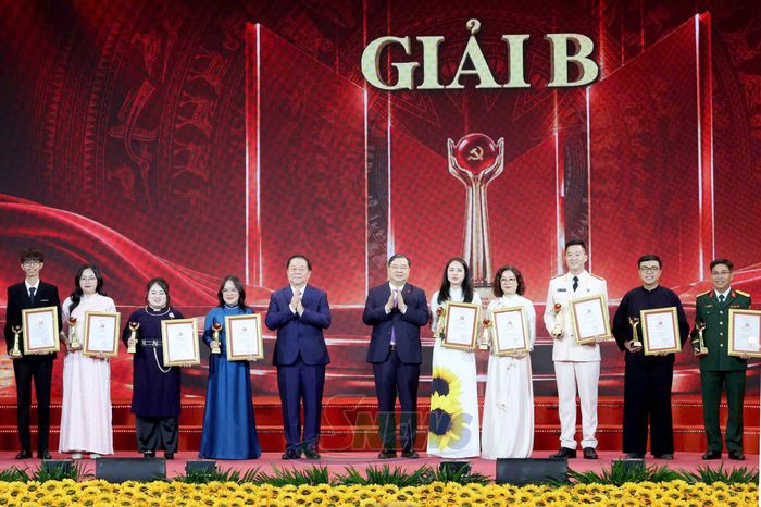 Ban Chỉ đạo cuộc thi trao giải B cho các tác giả, nhóm tác giả đạt giải.